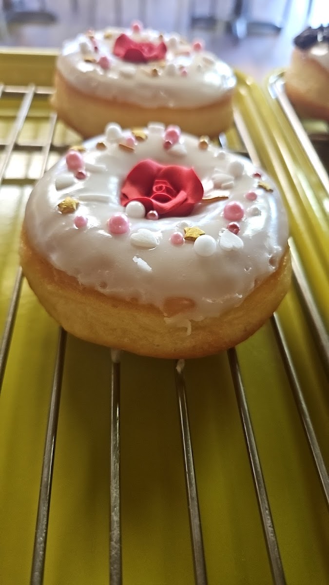 Armona Donuts